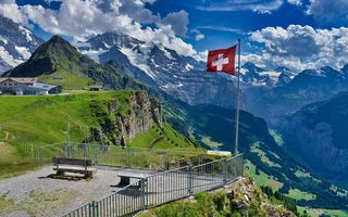Schweizer Flagge in den Bergen