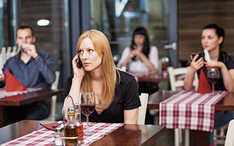 Eine Frau sitzt alleine am tisch im restaurant