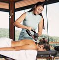 Eine Physiotherapeutin ist meist nicht selbstständigerwerbend für ein Hotel tätig.
