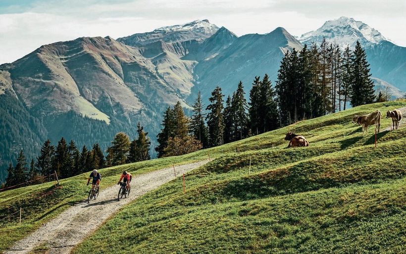 Im Bündnerland geht es bei den Logiernächten zurück zur Normalität – Gäste beim Biking in der Surselva. 