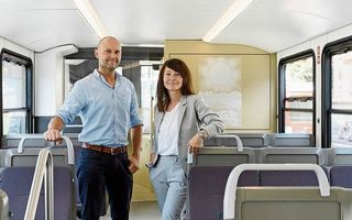 Jörg Lustenberger von den Rigi-Bahnen und die Designerin Therese Naef im neuen Zug der Rigi-Bahnen..