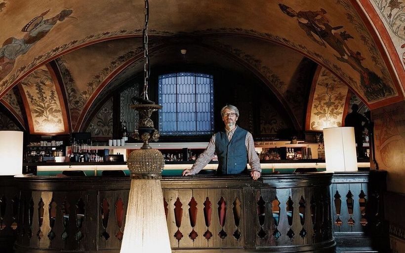Moritz Flury-Rova im Berner «Kornhauskeller». Der einstige Weinkeller aus dem frühen 18. Jahrhundert wurde  1998 zu einem Restaurant umgebaut. Es trägt die Auszeichnung «Historisches Restaurant des Jahres 2002».