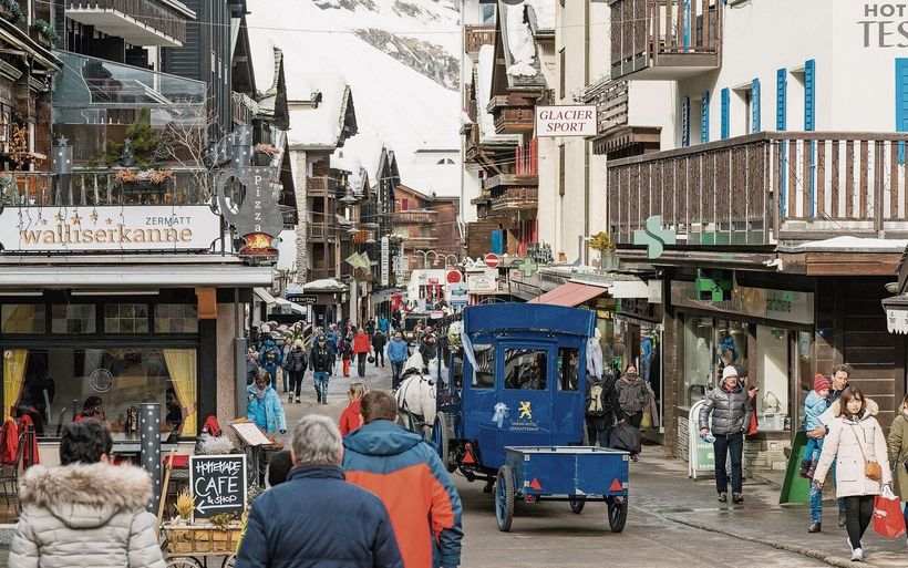Mit guter Planung, Mut und innovativen Lösungen lässt sich die nächste Wintersaison, hier in Zermatt, auch in Zeiten des Fachkräftemangels erfolgreich stemmen.