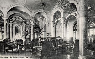En 1922, la nuit dans un hôtel de luxe coûte 19 fr., soit 52% plus chère qu'en 1914. Ici, le lobby du Montreux Palace au début des années 1920. 