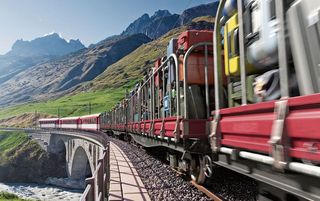 In der Schweiz und in Liechtenstein transportieren die SBB das Reisegepäck bequem von Tür zu Tür. 