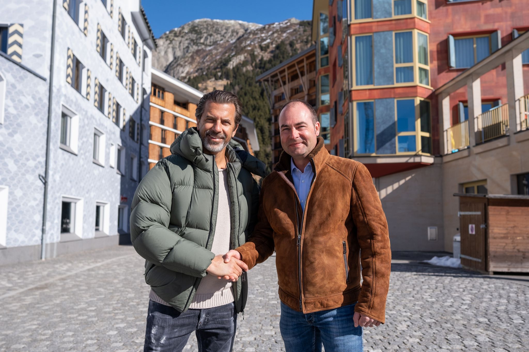 Andreas Caminada (links) und Raphael Krucker, CEO Andermatt Swiss Alps, freuen sich auf die Eröffnung des neuen Restaurant in Andermatt Reuss. 