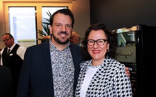 Der Anlass stand im Zeichen von Vernetzung und Zukunftsfragen, James Schneider, Direktor ibis Styles Bern City, Isabel Niklaus, COO Kursaal Bern v. l.