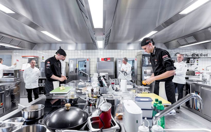 Finalkochen am letztjährigen Wettbewerb «gusto22» in der Küche der Berufsschule Baden. 