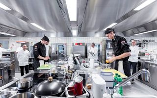 Finalkochen am letztjährigen Wettbewerb «gusto22» in der Küche der Berufsschule Baden. 