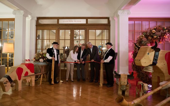 Philippe Ritschard, Gemeindepräsident, Urs Kessler, Repräsentant der Eigentümer und Anna Llorens, Stellvertretende Direktorin