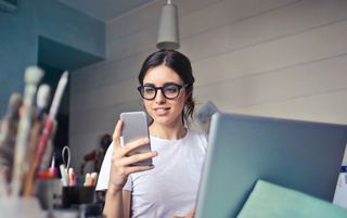 Symbolbild Frau am Laptop