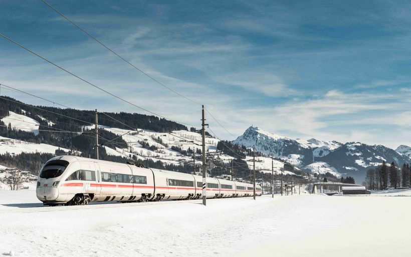 ICE-Zug fährt durch Winterlandschaft