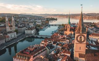 Bild der Stadt Zürich bei Sonnenuntergang