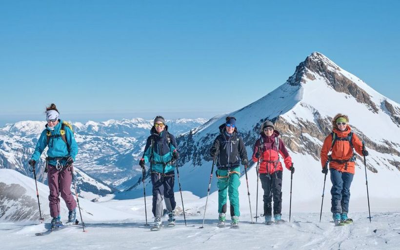 image de femmes en randonnée à ski