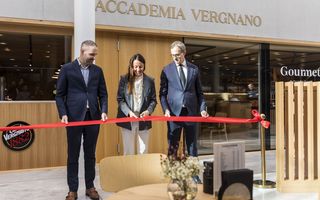 Alain Mettler, Coca-Cola HBC Schweiz, Carolina Vergnano, Caffè Vergnano 1882, und Markus Venzin, EHL Hospitality Business School, eröffnen die Accademia Vergnano in Lausanne.