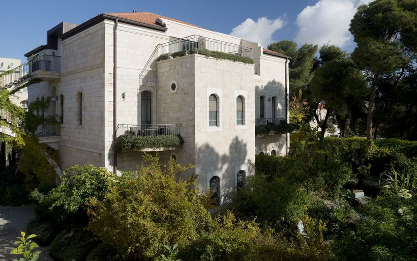 Le bâtiment historique au début du 20e siècle et le cinq étoiles à la végétation luxuriante qu'il est devenu aujourd'hui.