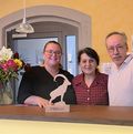 Das Team freut sich über die ibex fairstay Auszeichnung: Larissa Gagliarde (Rezeption), Nuray Gedici (Housekeeping) und Roland Furrer (Direktion)
