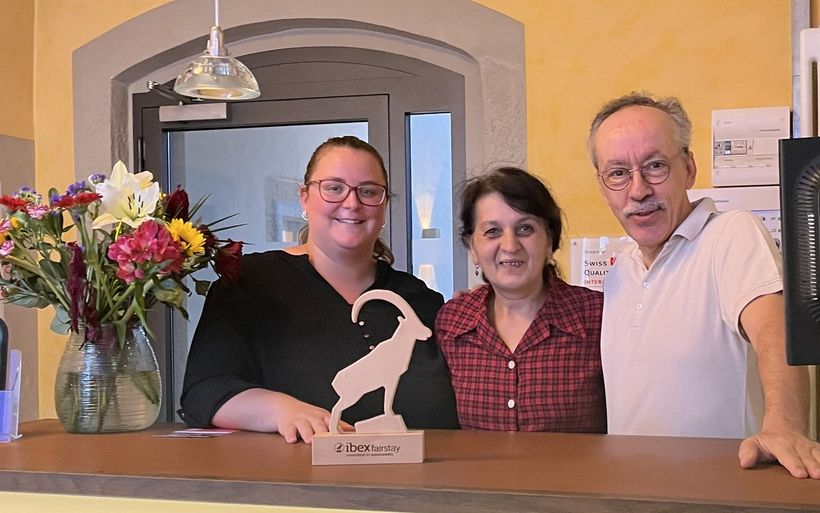 Das Team freut sich über die ibex fairstay Auszeichnung: Larissa Gagliarde (Rezeption), Nuray Gedici (Housekeeping) und Roland Furrer (Direktion)