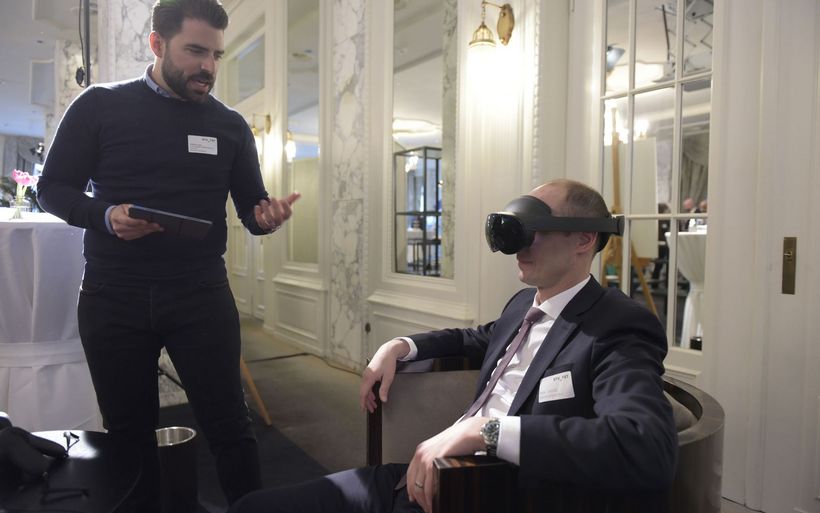 Estefan Justo, Leiter digitale Produkte bei Schweiz Tourismus erklärt Nationalratspräsident Martin Candinas die VR-Experience.