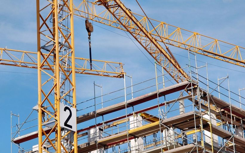Bauprojekt mit Kränen und Baugerüst
