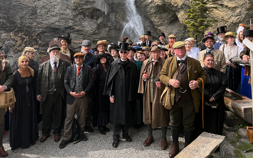 Mit Hüten, Mänteln und viktorianischen Kostümen reisen die Mitglieder der Sherlock Holmes Society of London zum Jubiläum ins Haslital.
