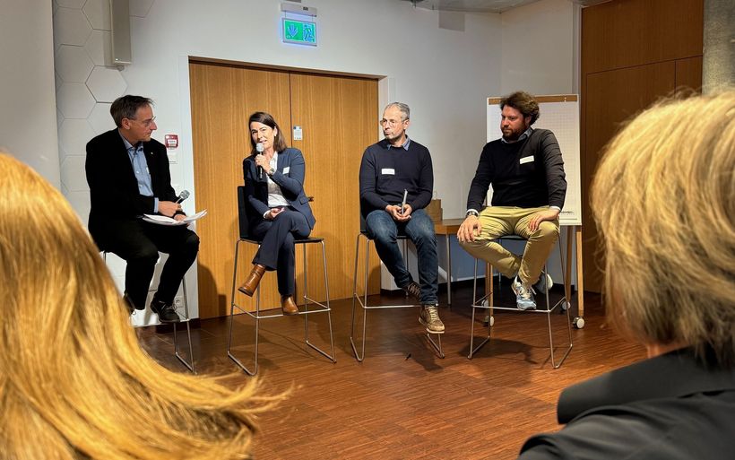 Am Podiumsgespräch zur Zukunft des alpinen Wintertourismus – moderiert von Thomas Egger, Direktor der SAB – diskutierten (v.l.) Pascale Berclaz, Vizepräsidentin der Konferenz der regionalen Tourismusdirektor:innen der Schweiz, Antoine Micheloud, Direktor der Destination Moléson, und Martin Deburaux, Direktor Télé Villars-Gryon-Diablerets, über Strategien im Umgang mit dem Klimawandel.