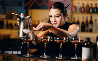 Bartenderin Melina Reusser bei der präzisen Arbeit am Glas. Gefordert sind Kreativität und handwerkliche Sorgfalt ohne Alkohol.