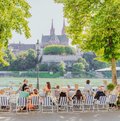 Am Basler Rheinufer zeigt sich, weshalb Städtereisen im eigenen Land gefragt bleiben: Gäste geniessen Gastronomie am Wasser, kurze Wege und urbane Lebensfreude.