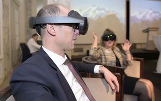 Nationalratspräsident Martin Candinas (Mitte) und Nationalräten Jacqueline de Quattro (FDP) erleben die Schweiz virtuell.