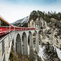 Ein RhB-Zug überquert eine Brücke