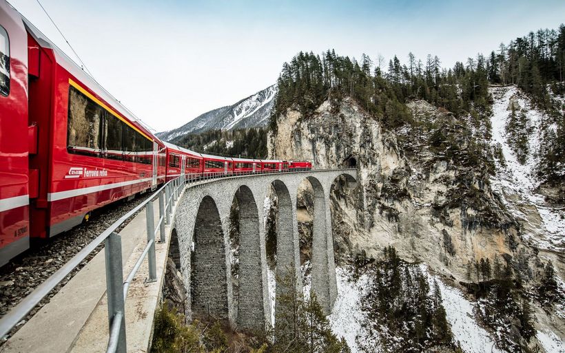 Ein RhB-Zug überquert eine Brücke