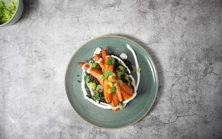 Die SV Group präsentiert den ganzen Januar über bekannte sowie neu entwickelte vegane Gerichte, wie zum Beispiel gegrillte Karotten mit Linsensalat, Stangensellerie und Orange.