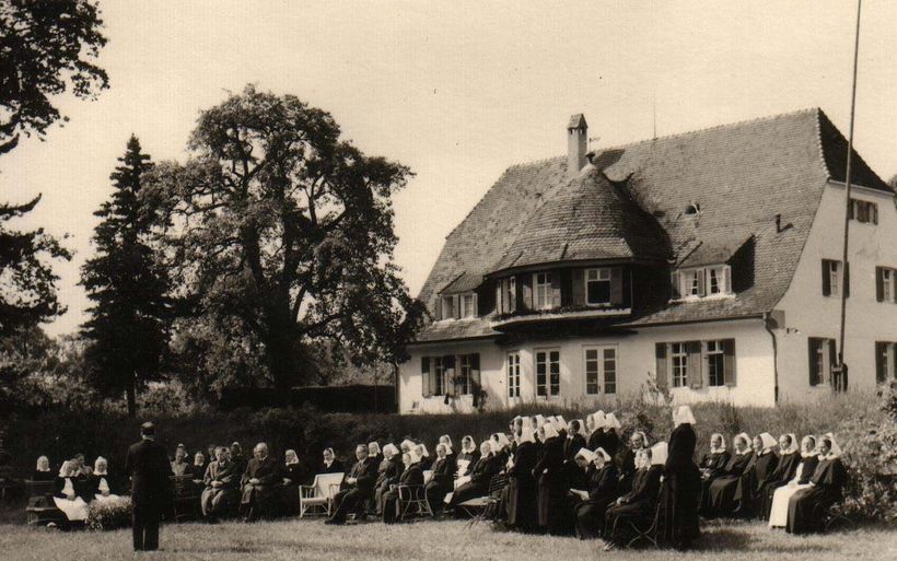 Historische Aufnahme: Diakonissinnen vor Villa Gminder