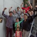 Die Familie Schmid (Sebastian und Sonja Schmid vorne) und das Team freuen sich über die Ibex-Fairstay-Auszeichnung. 
