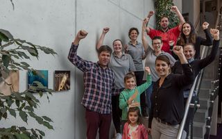 Die Familie Schmid (Sebastian und Sonja Schmid vorne) und das Team freuen sich über die Ibex-Fairstay-Auszeichnung. 