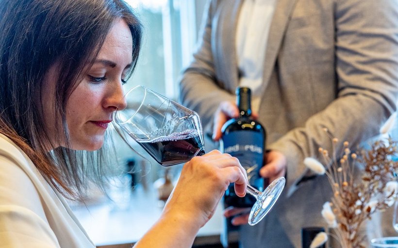 Solo-Dining, Einzelgäste, Hotellerie Schweiz, Gastronomie Trends, Alleinreisende, Guest Experience, Hospitality Management