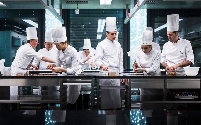 EHL Hospitality Business School, Associate Degree, Culinary Arts, Restaurantmanagement, Hotellerie Ausbildung, Fachkräftemangel Gastronomie, Hospitality Management