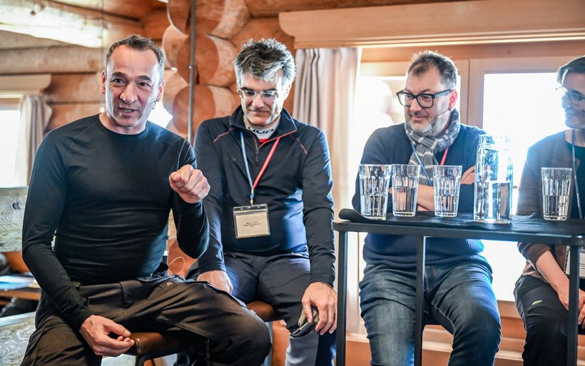 Podiumsdiskussion zu tourismuspolitischen Themen im Rahmen des «Early Bird 2026» auf der Alp Stätz, Martin Bühler, Marcus Caduff, Peter Peyer, Carmelia Maissen, v. l.