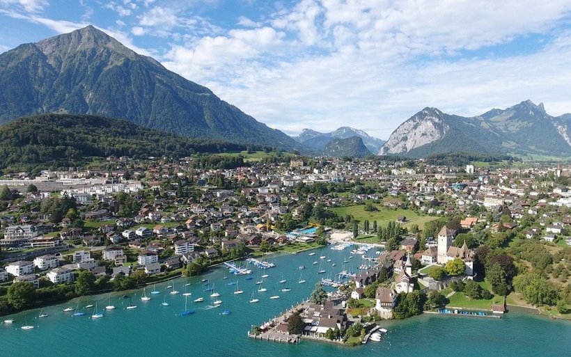 Spiez mit Bucht Schlucht Niesen und Stockhorn