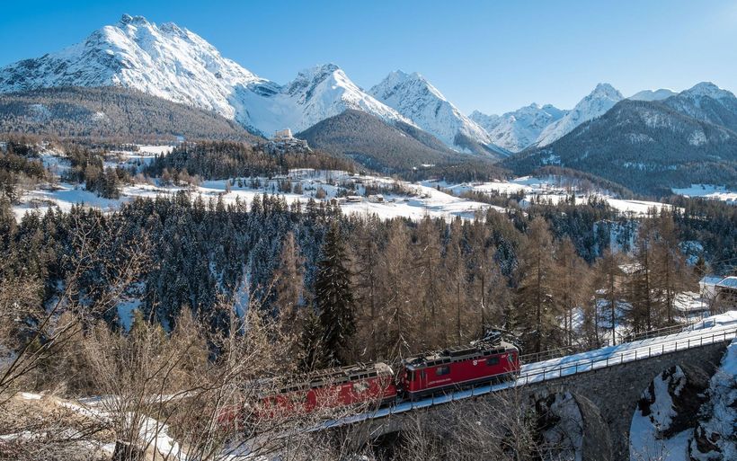 Zug im Engadin im Winter