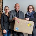 Marianne und David Bühler übergeben den an«Backpackers Villa Sonnenhof»-Koffer an die neue Gastgeberin Isabelle Gruner und ihre Stellvertreterin Catherin Quirin (v.l.).