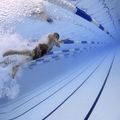 Ein Schwimmer in einem Pool (Symbolbild).