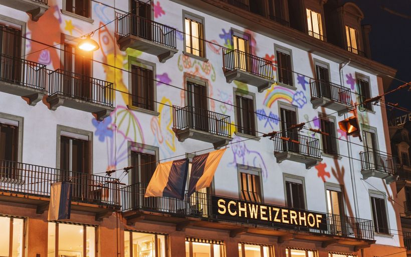 Lichtprojektion von Bären beim Hotel Schweizerhof sorgten für leuchtende Kinderaugen.