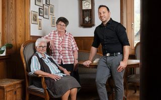 Familienbande: Tante Brigitte Nanzer und Mutter Beata Spranzi-Nanzer unterstützen Hotelier Claudio Spranzi, wenn Not an der Frau ist (v. l.).
