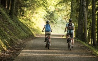 cyclotouristes dans le parc du Doubs 