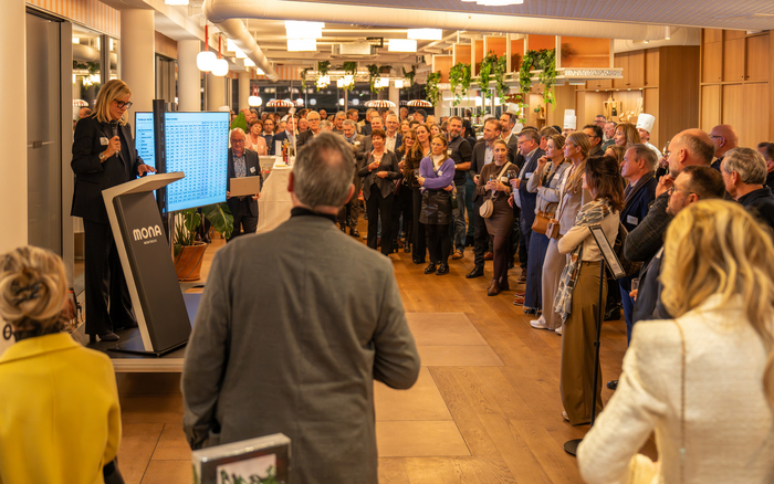 Estelle Mayer devant quelque 160 invités 