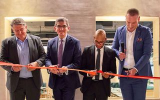 Feierliches Banddurchschneiden im Novotel Zürich Airport-Messe