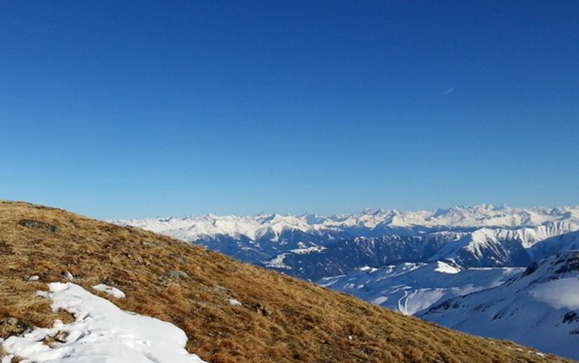 Schneearme Pisten in Graubünden zwingen Betriebe in Skigebieten erneut zur Kurzarbeit.