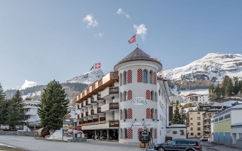 Hotel mit Turm in den Schweizer Bergen