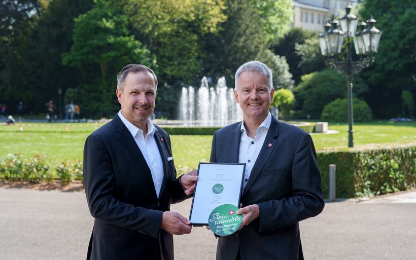 TOI-Präsident Sandro Bolton (l.) und Direktor Daniel Sulzer halten das Zertifikat zur Einstufung von Interlaken als Swisstainable Destination in den Händen.